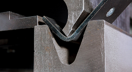 process-gibki-listovogo-metalla-na-gidravliceskom-gibocnom-stanke-metalloobrabatyvausii-zavod